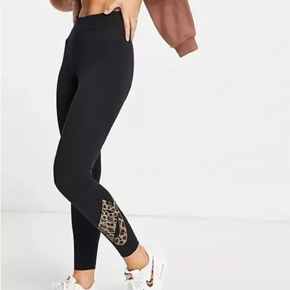 Nike animal print logo leggings in black - Picture 3 of 6